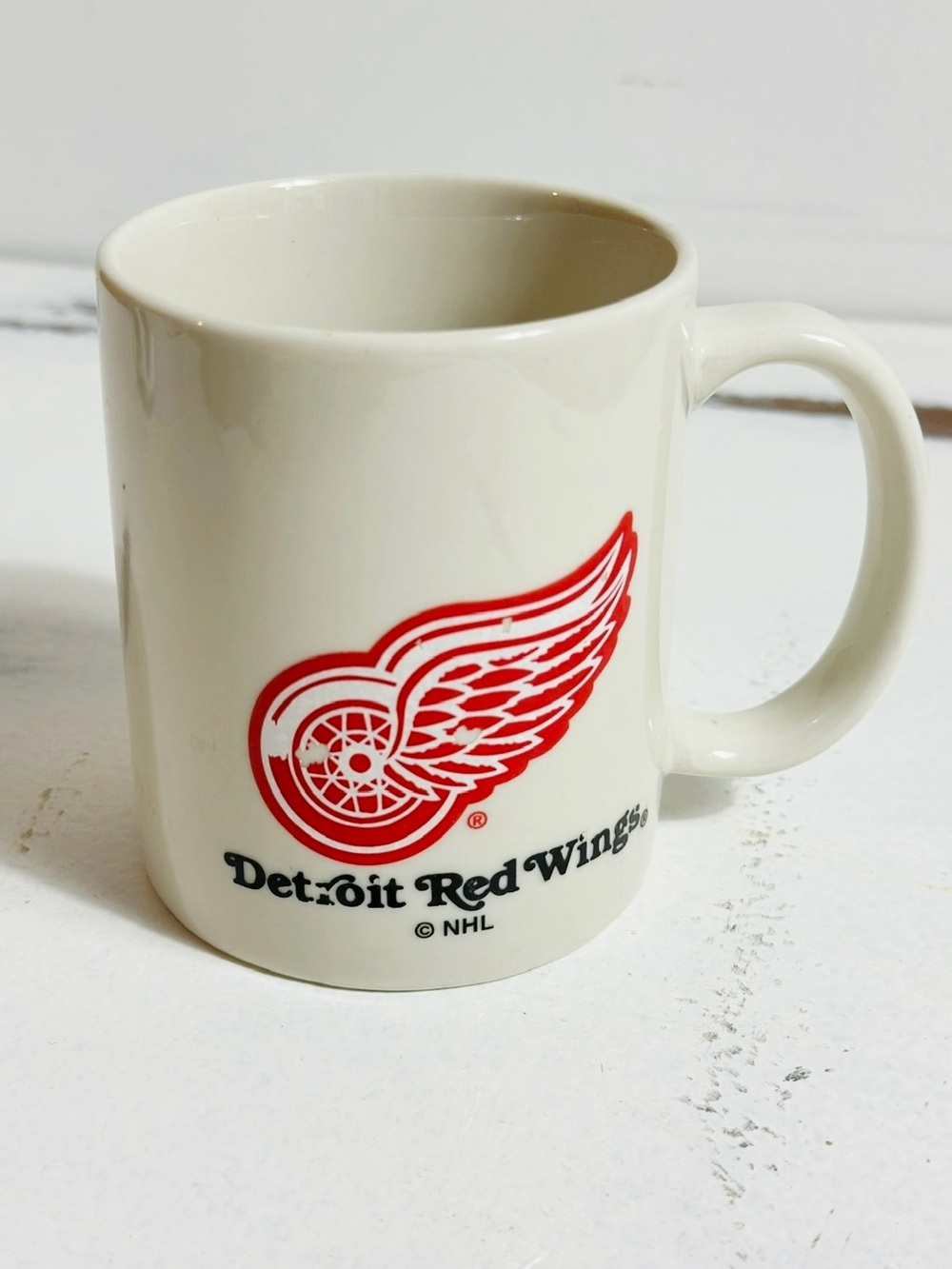 Vintage cream coffee mug featuring the Detroit Red Wings logo and NHL branding.‎